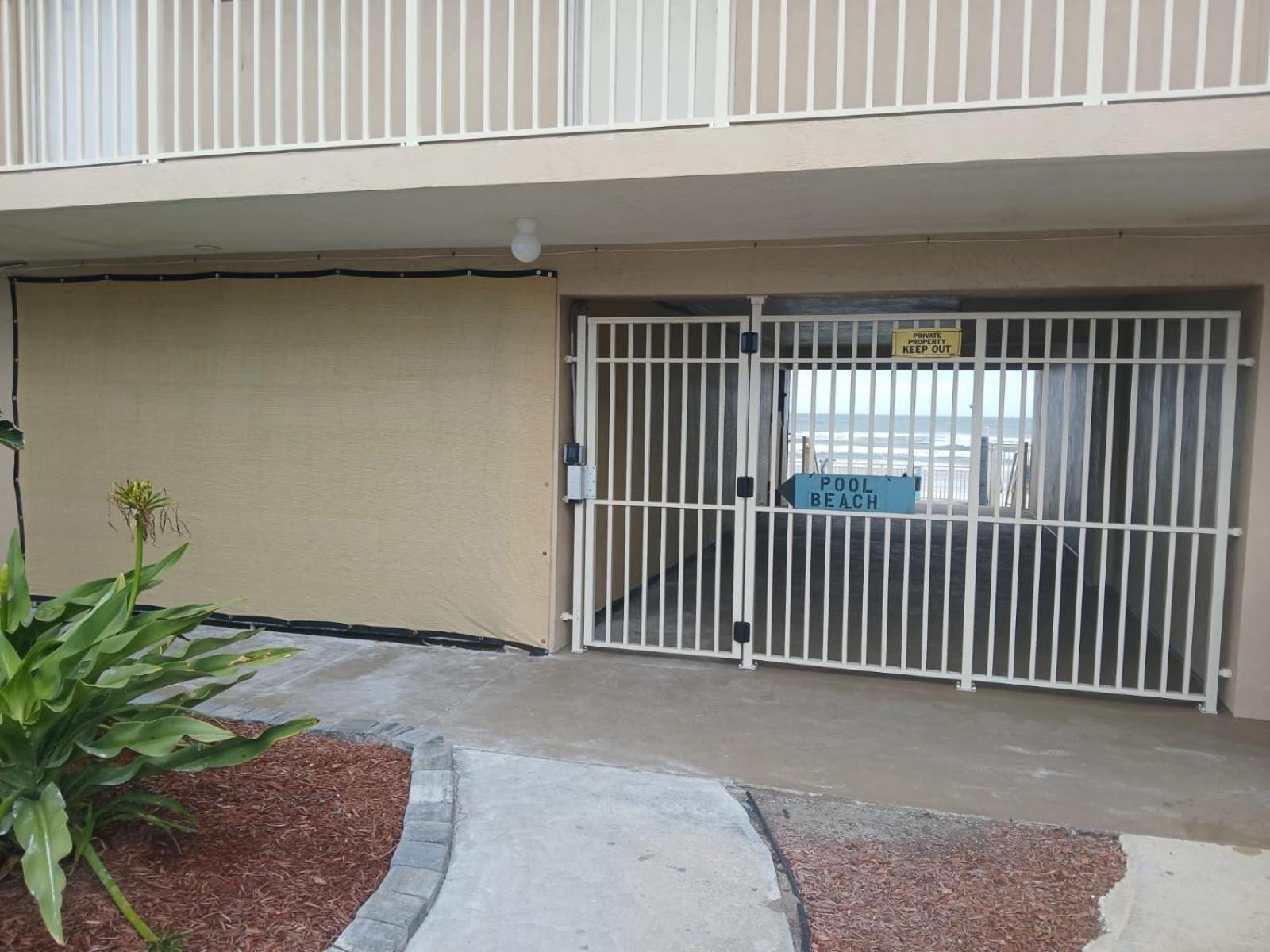 Ocean Breeze - Direct Ocean Front-Pool Is Open Apartment Daytona Beach Bagian luar foto